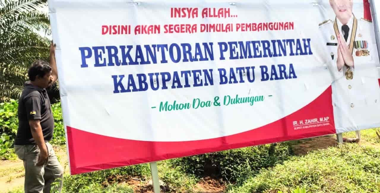 Ketua Famili meninjau baliho pemberitahuan lokasi pembangunan perkantoran Pemkab Batu Bara di Lima Puluh, Selasa (11/1/22).(kedannews.com/Eka Suhendra)