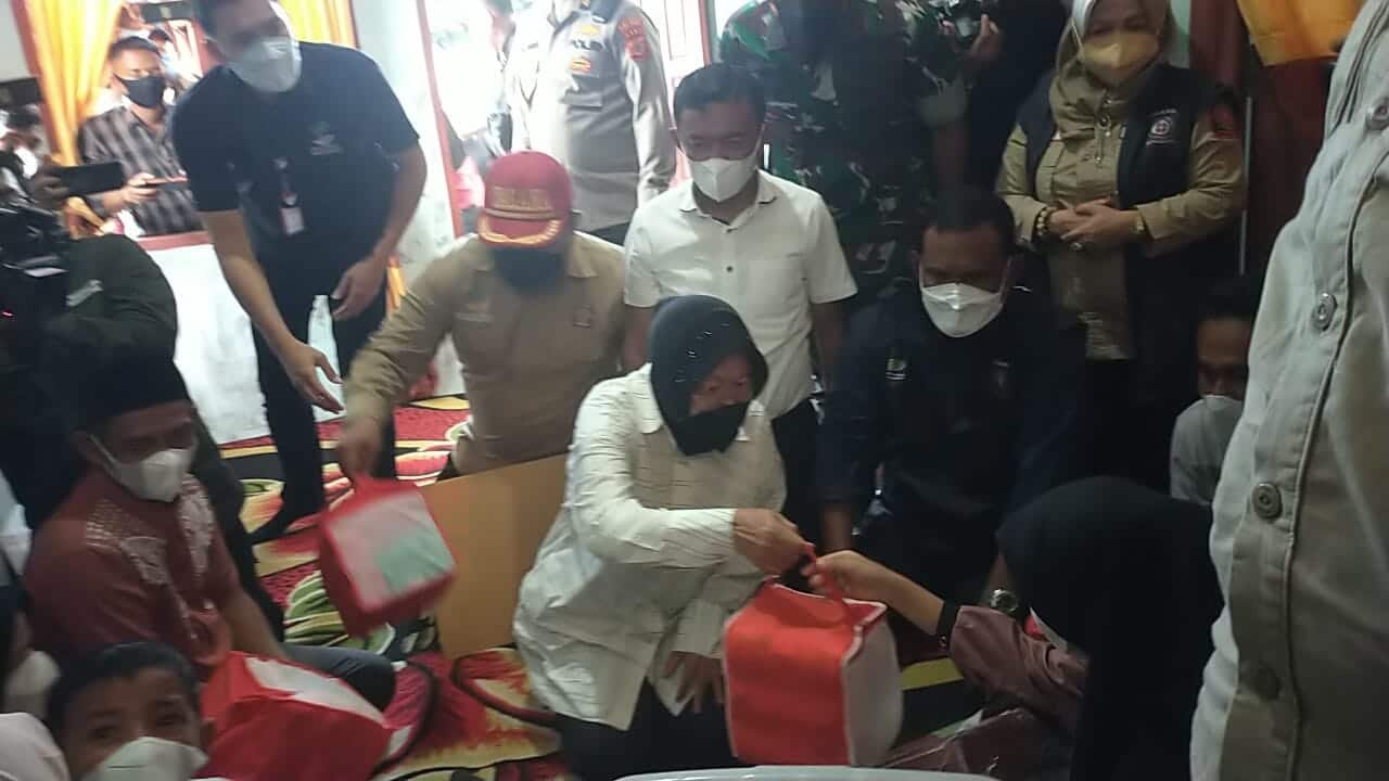 Tri Rismaharini mengunjungi ahli waris korban banjir di Desa Seuneubok Buya, Kecamatan Idi Tunong, Kabupaten Aceh Timur. Selasa (11/1/2021). (Dok/Humas).