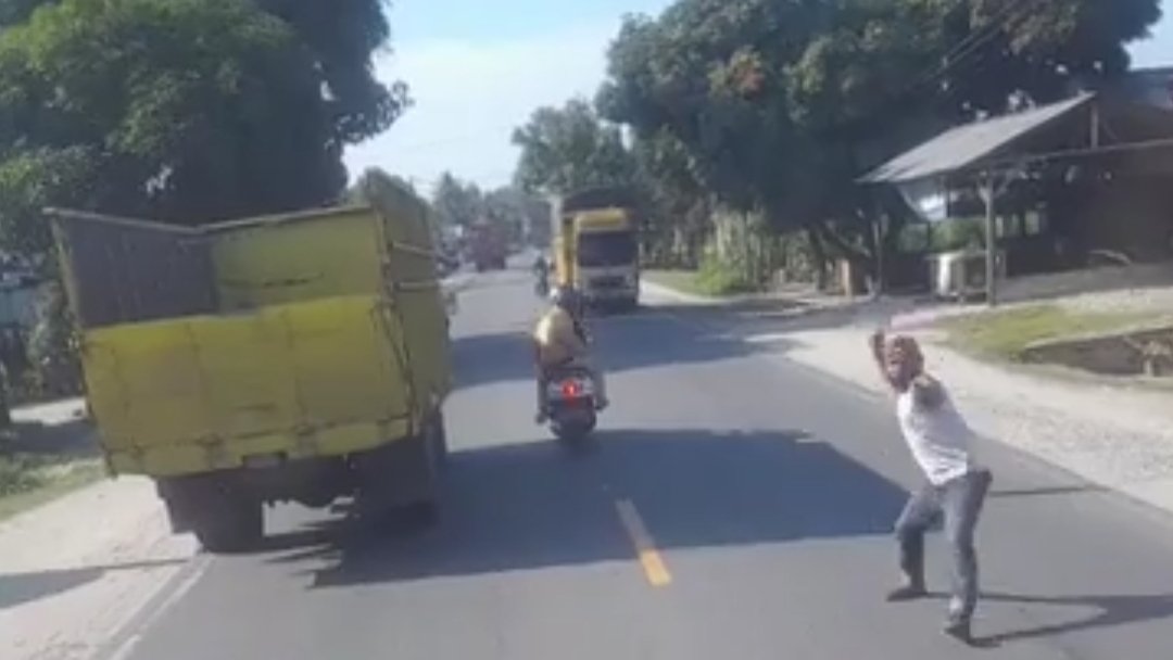 Bang jago saat beraksi melempar kaca mobil dengan batu di Jalinsum Batu Bara, Selasa (11/01/2022).(Foto/Ist).