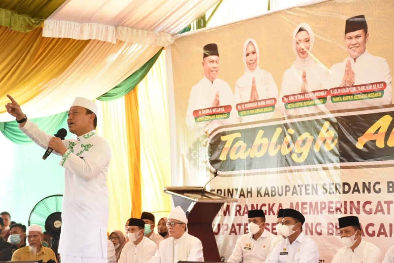 Ustadz Dr. H. Das’ad Latif, S.Sos, S.Ag, M.Si, Ph.D menyampaikan Tausiyah di acara Tabligh Akbar. (foto/humas).