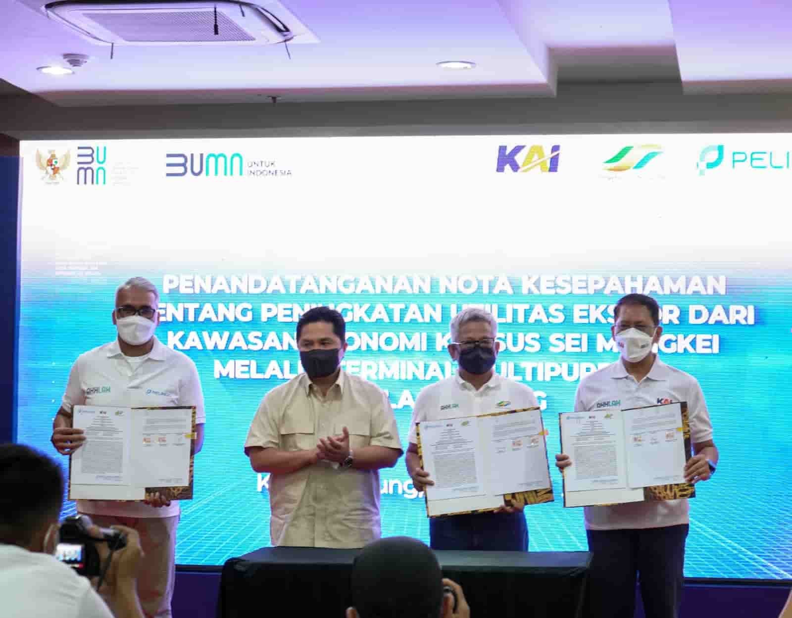 Direktur Utama Holding Perkebunan Nusantara PTPN III (Persero) Abdul Ghani, Direktur Strategi Pelindo Prasetyo, dan Direktur Utama KAI Didiek Hartantyo serta disaksikan langsung oleh Menteri BUMN Erick Thohir, Kuala Tanjung, Sabtu (08/01/2022). (foto/humas).