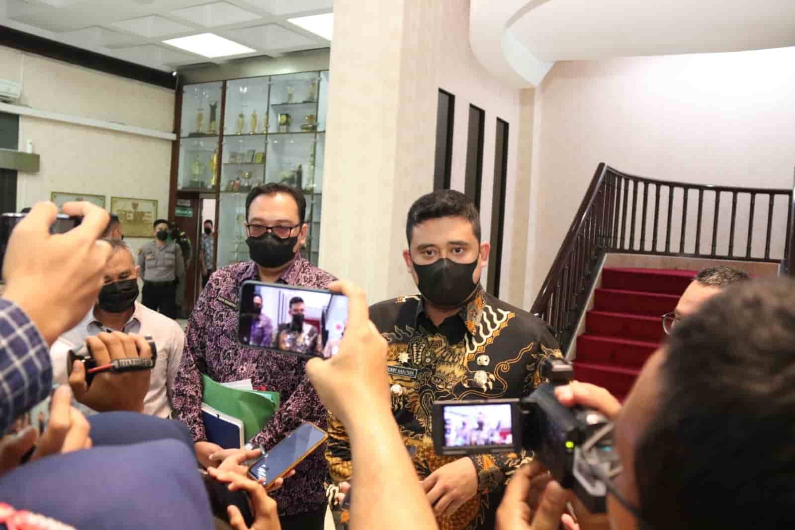 Wali Kota Medan Bobby Nasution saat diwawancarai, kamis (13/1). (foto/humas).
