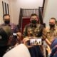 Wali Kota Medan Bobby Nasution saat melakukan doorstop bersama wartawan di Balai Kota, Kamis (13/1) sore. (foto/humas).
