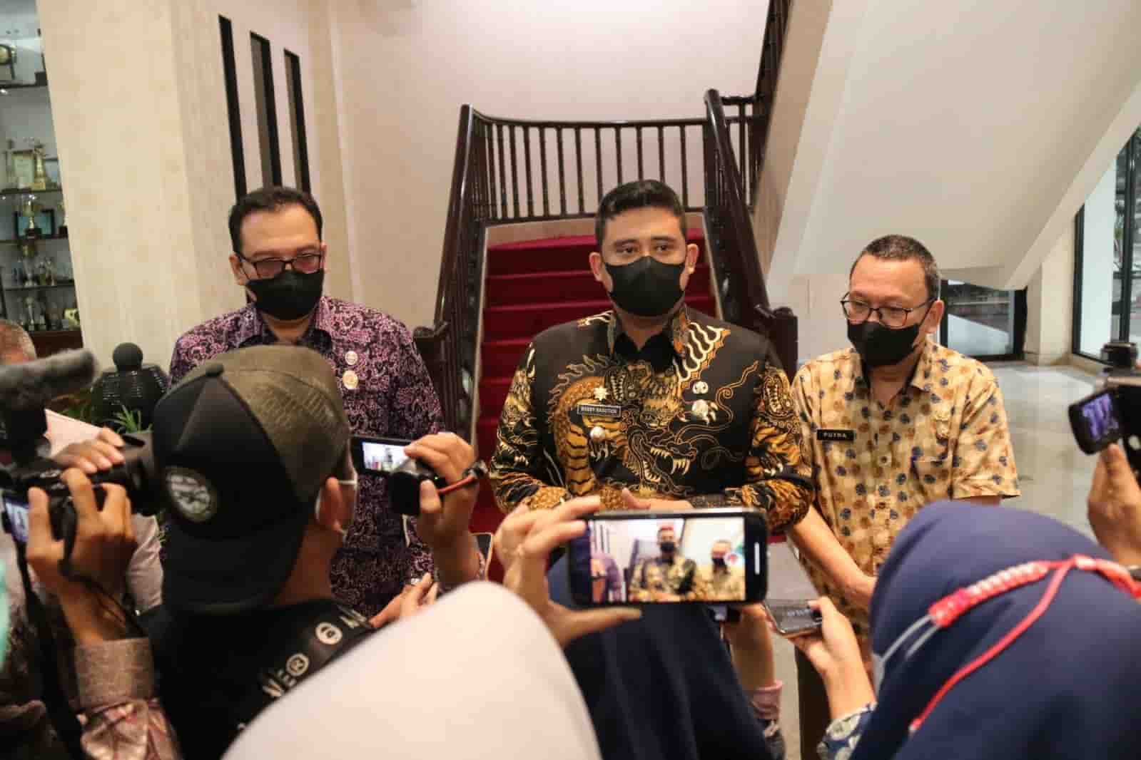 Wali Kota Medan Bobby Nasution saat melakukan doorstop bersama wartawan di Balai Kota, Kamis (13/1) sore. (foto/humas).