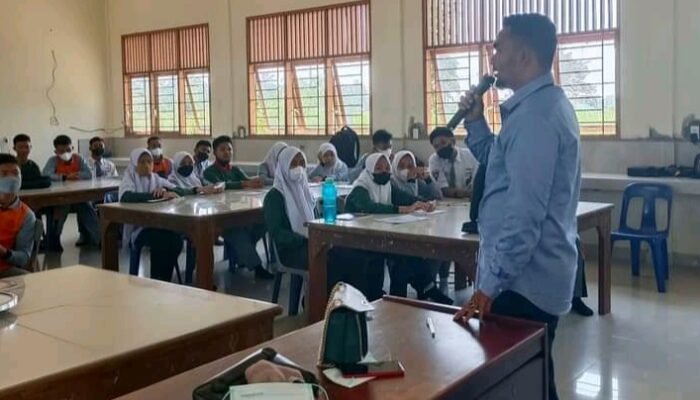 RIE Batu Bara Terus Lakukan Pencerahan, Ini Pesan Wan Azimah Saat Di SMKN I Air Putih