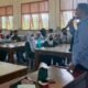 Siswa siswi SMKN 1 Air Putih terlihat serius saat mendengan paparan Narasumber Darmawan Sarianto Nasution pada kegiatan road show RIE, Rabu (12/1/22). (foto/humas RIE).