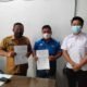 Pimpinan Umum Media Kedan News Aris HST Sinurat, SE., MM bersama Kabid Kominfo Sergai Kamal Saragih didampingi Admin Registrasi Kemitraan Media Kominfo Sergai Supian Chan, Senin (17/01/2022). (foto/humas).