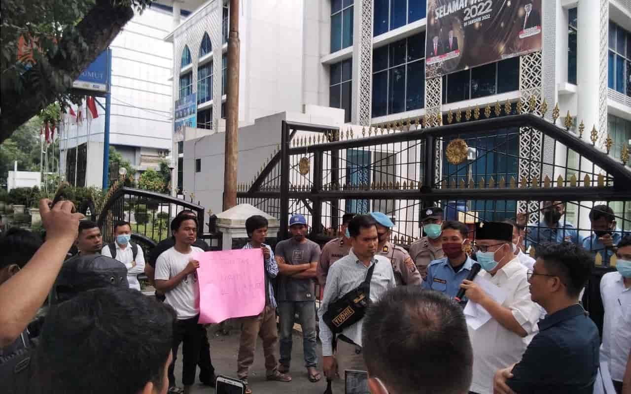 Mahasiswa saat aksi demo di depan gerbang gedung DPRD Sumut.(17/01/2022). (foto/Humas).