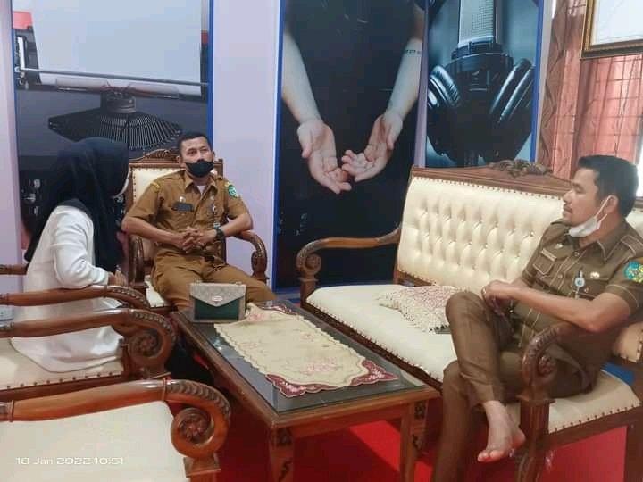 Ketua FKP Batu Bara, Wan Azimah saat berada di ruang kerja Kadis Budparpora Selasa (18/01/2022) Poto humas