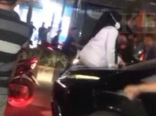 Istri WW hadang mobil dengan memanjat kap mobil di Jalan Cokro Aminoto Kisaran. Minggu (16/01/2022).(foto/ist).