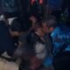 Warga menolong korban untuk dibawa ke Klinik terdekat. Rabu (19/01/2022).(kedannews.com/Sholeh Pelka)