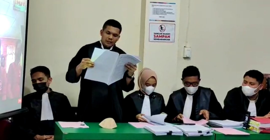 Jaksa Penuntut Umum, saat membacakan tuntutan terhadap 11 tersangka di PN Tanjungbalai Rabu (19/01/2022)