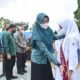 Ketua TP-PKK Ny Maya Zahir didampingi Kadisdik Ilyas Saat sematkan selempang duta Tablet. Kamis (20/01/2022). (kedannews.com/Eka Suhendra)