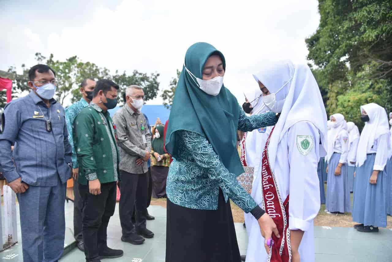 Ketua TP-PKK Ny Maya Zahir didampingi Kadisdik Ilyas Saat sematkan selempang duta Tablet. Kamis (20/01/2022). (kedannews.com/Eka Suhendra)