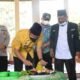 Wabup Sergai Memotong Tumpeng. Kamis (20/01/2022).(foto/humas).