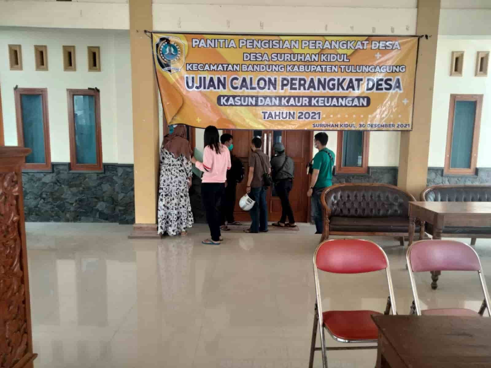 Peserta ujian perangkat datangi Bali Desa Suruhan Kidul namun kantor sudah tutup, Selasa (25/01/2022). (foto/Mualimin).