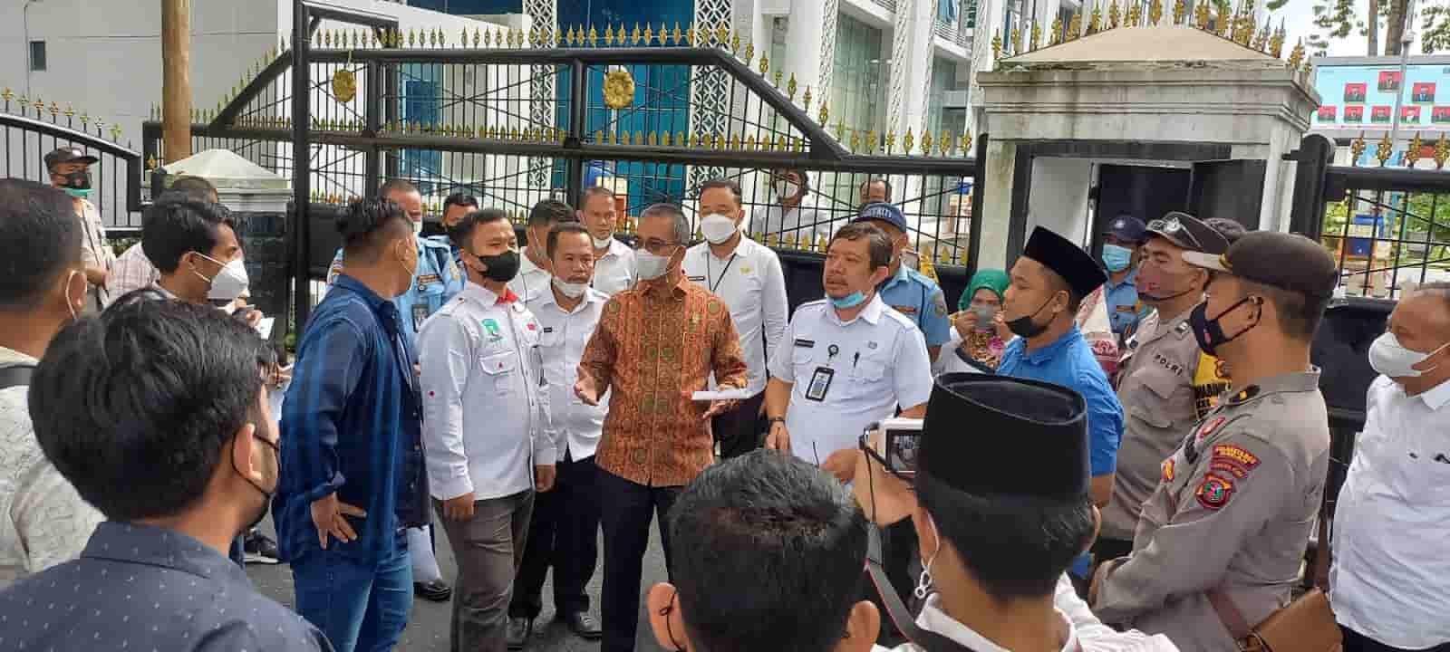 Sekretaris FPKS DPRD Sumut Ahmad Hadian (pakai batik) saat menerima aksi mahasiswa di DPRD Sumut. Rabu (26/1/2022).