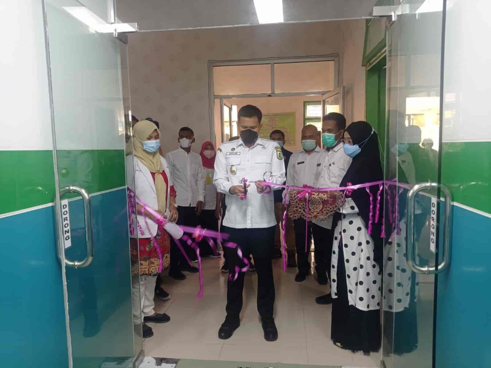 Wabup Sergai Memotong pita peresmian PCR. Rabu (26/01/2022).(foto/humas).