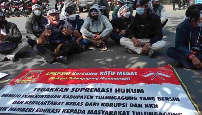 KPK lambat Tangani Korupsi, DPRD Tulungagung di Gruduk Masa Ormas