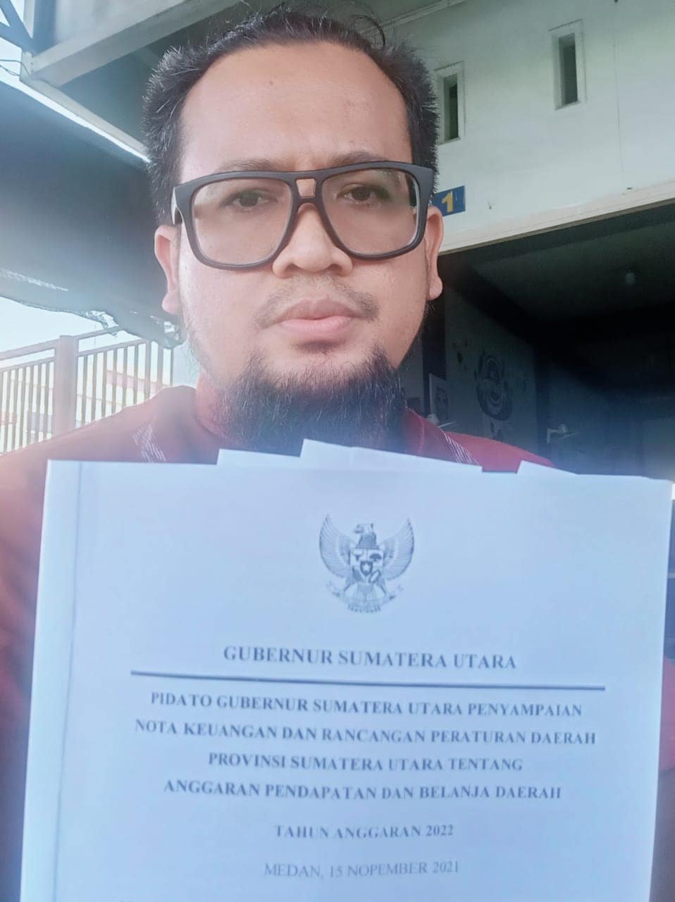 Muhri Fauzi Hafiz sambil perlihatkan dokumen resmi pidato Gubsu. Kamis (27/1/2022). (Foto/Mery Ismail S.Sos)