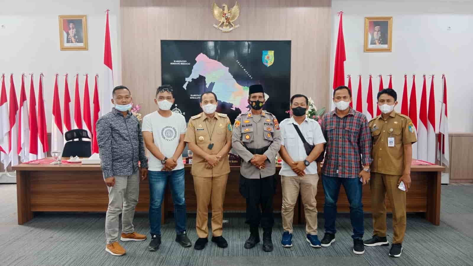 Bupati Batu Bara Zahir bersama Kapolsek Labuhan Ruku Jagani Sijabat dan Para Pemuda. Jumat (28/01/2022). (Foto/Arif)