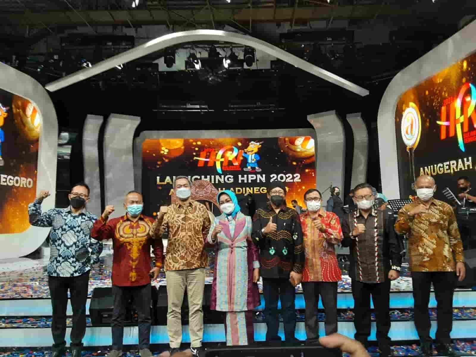 Ketua Umum PWI Pusat dan juga Penanggung Jawab HPN, Atal Sembiring Depari, (kedua kiri) dan para juri. Minggu (30/01/2022). (Foto/Humas)