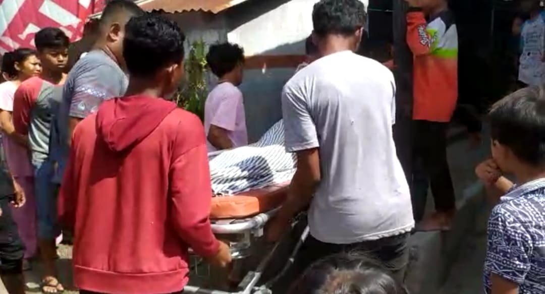 Korban tewas Legino, saat dibawa kerumah duka, di Dusun 4 Desa Kuala Indah, Sei Suka, Batu Bara. Senin (31/01/2022). (Foto/Sholeh Pelka)