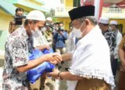 Ali Yusuf Serahkan Bantuan Paket Sembako di Ponpes NU Al-Qomariah