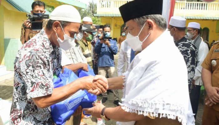 Ali Yusuf Serahkan Bantuan Paket Sembako di Ponpes NU Al-Qomariah
