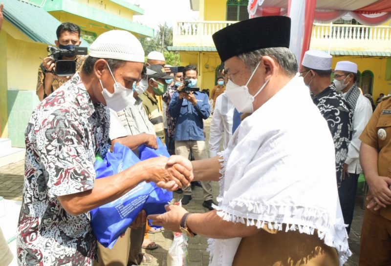 Ali Yusuf Serahkan Bantuan Paket Sembako di Ponpes NU Al-Qomariah