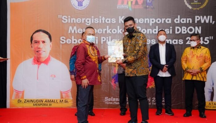 Bobby Nasution Terima Penghargaan Inisiator Olahraga Nasional dari Siwo PWI Pusat