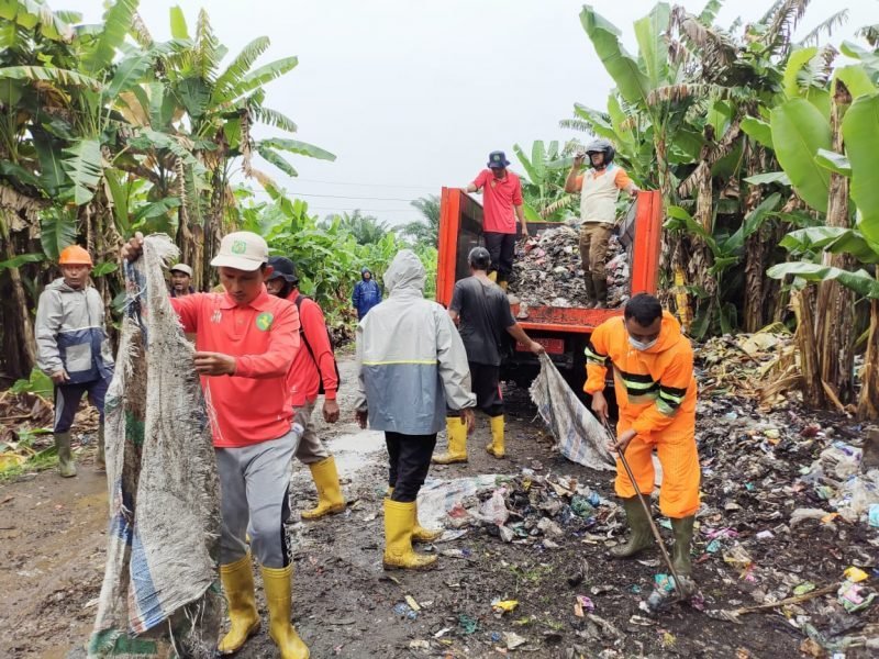 Camat Medan Labuhan Kerahkan Petugas P3SU dan Kepling Bersihkan Sampah