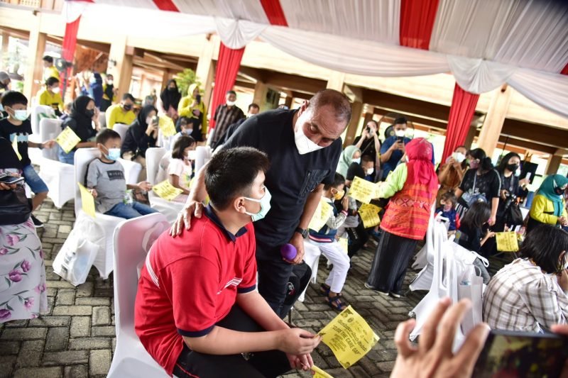 Edy Rahmayadi dan Istri Bermain bersama Anak-anak Penderita Kanker
