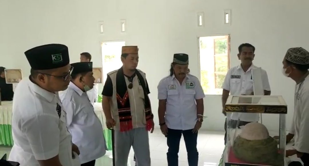 Hermawan Lubis didampingi Ketum KSJ, Saharuddin dan Pengurus KSJ, Angling Darma, saat melihat Artefak Turban topi Rasulullah yang berusia 1500 tahun lebih di Kampung Sedekah. (Foto: Sholeh Pelka).