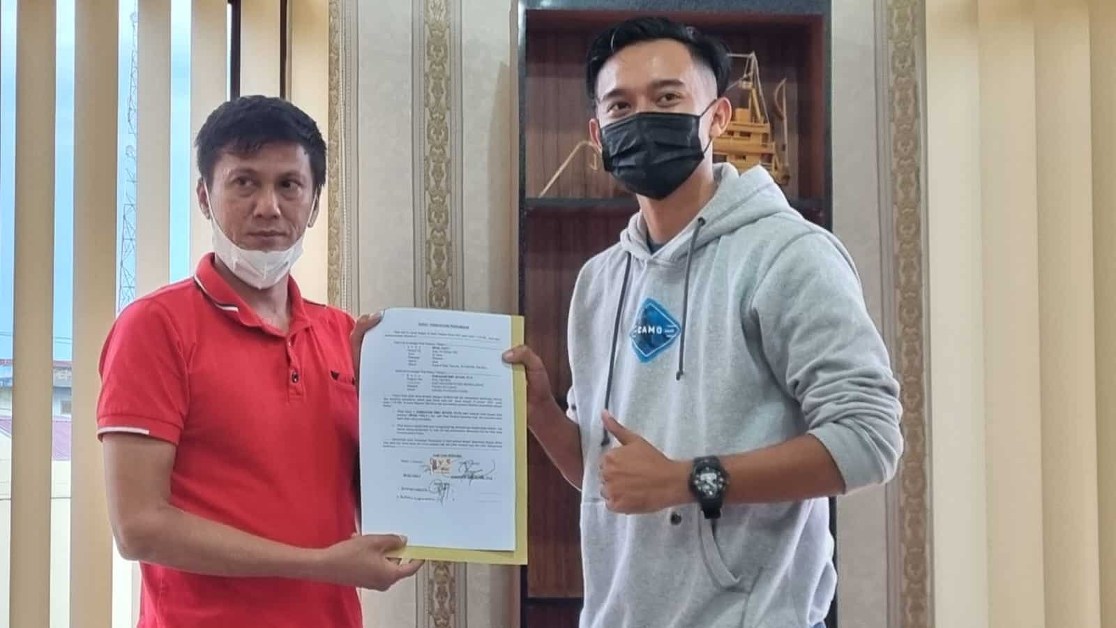 Ipda Bimo dan Fadli Pelka, poto bersama sembari menunjukkan surat pernyataan maaf diatas materai. (Foto: Humas).