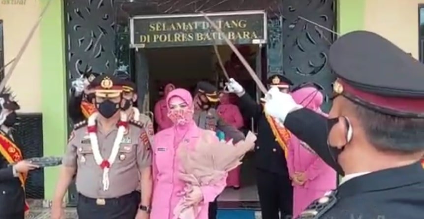 Kapolres AKBP Ikhwan Lubis (lama) di dampingi Kapolres AKBP Jose DC Fernandes SIK, saat berpamitan kepada personil Polres Batu Bara. (foto/humas).