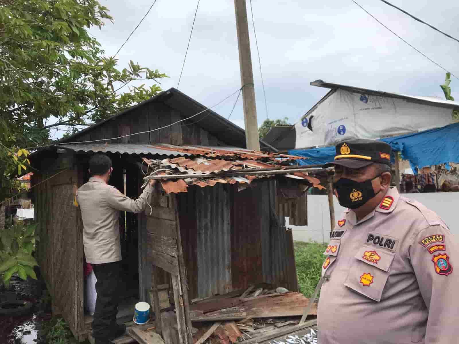 Kapolres Batu Bara, AKBP Jose Fernandes bersama Kapolsek AKP Mhd Safi'i saat menyambangi kediaman Maimunah di Desa Nenas Siam. (Foto: Humas).