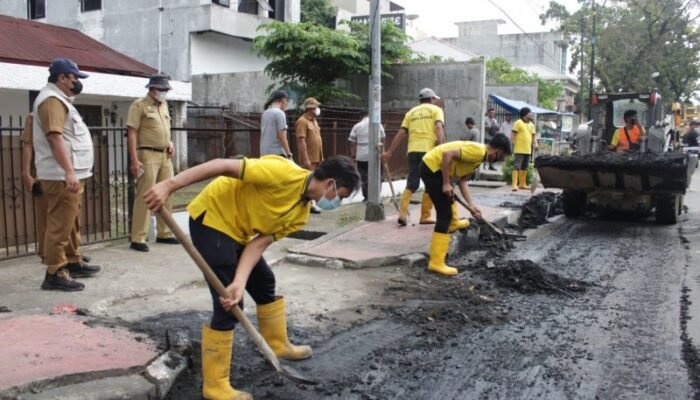 Kawasan Jalan Adam Malik Medan Dibersihkan