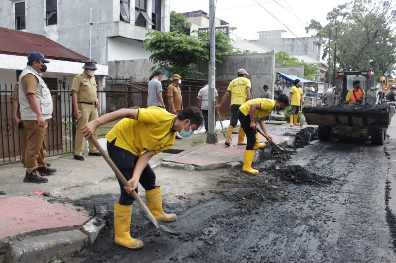 Kawasan Jalan Adam Malik Medan Dibersihkan