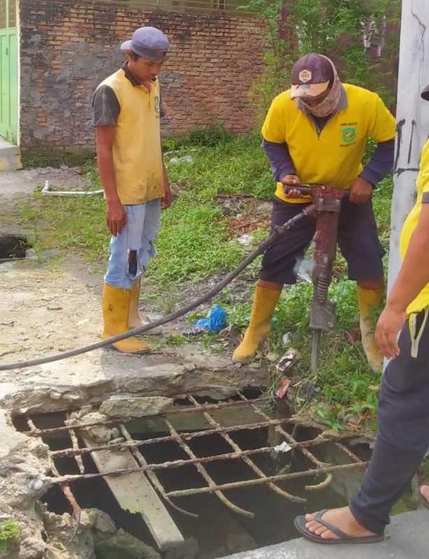 Kecamatan Medan Timur dan Dinas PU Buat Lubang Kontrol Drainase yang Ditutup Warga