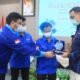 Ketua Maritim Muda Nusantara, Kaisar Akhir, menyerahkan plakat penghargaan kepada Kepala DPB PT INALUM, Muhammad Ridwan di Aula Rumdis Bupati Batu Bara. Kamis (10/02/2022). (Foto/Sholeh Pelka).