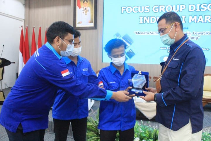 Ketua Maritim Muda Nusantara, Kaisar Akhir, menyerahkan plakat penghargaan kepada Kepala DPB PT INALUM, Muhammad Ridwan di Aula Rumdis Bupati Batu Bara. Kamis (10/02/2022). (Foto/Sholeh Pelka).