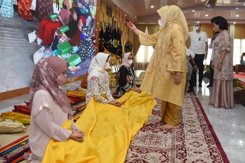 Ketua TP PKK Tepung Tawari Ibu-ibu Forkopimda Sumut di Silaturahmi Pengajian Sejuta Umat