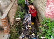 P3SU Medan Barat Beraksi di Parit Jalan Budi Pembangunan