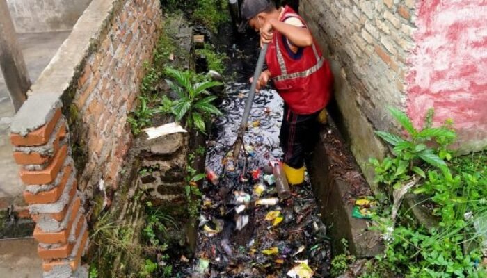 P3SU Medan Barat Beraksi di Parit Jalan Budi Pembangunan
