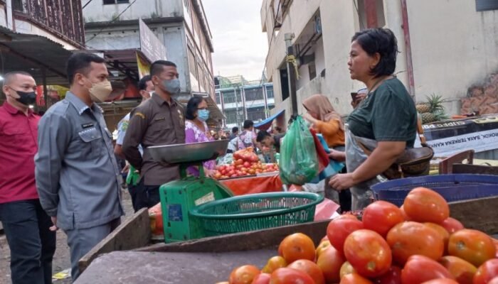 PUD Pasar Medan Tertibkan Pedagang di Pasar Kampung Lalang