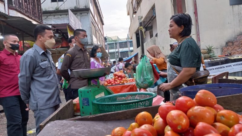 PUD Pasar Medan Tertibkan Pedagang di Pasar Kampung Lalang
