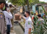 Satpol PP Bongkar Bangunan Liar di Atas Drainase dan Trotoar