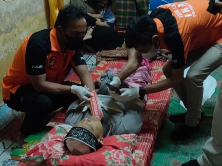 Tim Inafis saat evakuasi korban. (Foto: Humas).