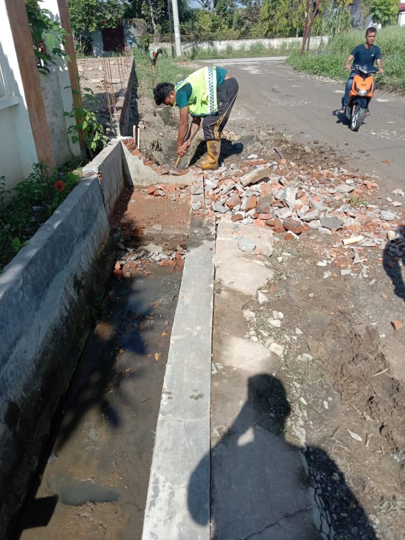 Tindaklanjuti Laporan Warga, Bak Sampah Tutupi Parit di Medan Selayang Dibongkar